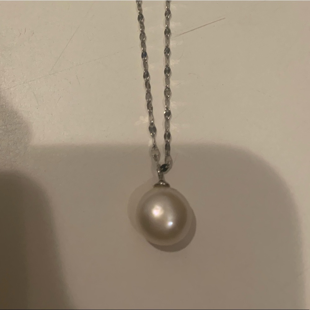 Silver and pearl necklace